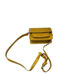 Hvisk Cayman Crossbody - Sunrise Small
Vegan Crocodile purse - yellow purse